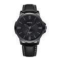 Primo piano dell'orologio Yazole con quadrante nero e cinturino in pelle. - Cinturino Nero Cassa Nera Quadrante Nero