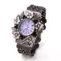 Detailansicht der Vintage-Armbanduhr mit floralen Schnitzereien und lila Zifferblatt - Retro Floral Stil (Lila Zifferblatt) / Lila