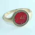 Dettaglio dell'orologio da polso a quarzo da donna dorato con quadrante rosso vivace - Oro Rosso