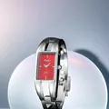 Dettaglio macro di un elegante orologio a bracciale argento retrò con quadrante rosso acceso - Rosso
