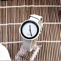 Primo piano di un orologio al quarzo minimalista con quadrante grande e cinturino - Bianco