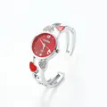 Vista dettagliata di un orologio a bracciale con cuore d'argento, quadrante rosso e strass. - Rosso (XinHua)