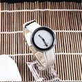 Dettaglio dell'orologio minimalista con quadrante grande e cinturino - Argento
