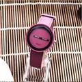 Vista macro dettagliata di un orologio al quarzo magenta con cinturino viola testurizzato - Rosso rosa