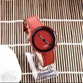 Primo piano di un orologio rosso minimalista con quadrante grande - Rosso