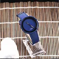 Primo piano di un orologio al quarzo blu minimalista con cinturino intrecciato e grande quadrante - Blu