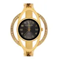 Detailansicht der eleganten goldenen Armreif-Uhr mit schwarzem Zifferblatt und Kristallen - Schwarz (WAT2419)