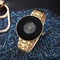 Primo piano dell'orologio al quarzo dorato CANSNOW con un grande quadrante nero minimalista - Cinturino Oro Quadrante Nero