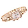 Detailopname van roségouden kwartshorloge met strass-bezel en rechthoekige wijzerplaat - Roségoud