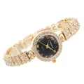 Dettaglio orologio al quarzo dorato di lusso con strass, quadrante nero elegante e cinturino. - Oro Nero