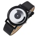 Primo piano di un orologio di design minimalista con quadrante a vortice e cinturino - Nero