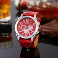 Vista dettagliata dell'orologio da uomo punk hip hop rosso con quadrante tondo - Rosso