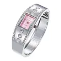 Vista detallada del reloj brazalete plateado con esfera rectangular rosa y cristales - Rosa