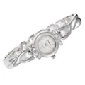 Détail d'une montre à quartz argentée pour femme avec bracelet décoratif croisé chic - Boîtier Argent Cadran Blanc (Semi-Numérique)