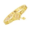 Dettaglio macro di un orologio a bracciale dorato da donna con ciondolo a cuore - Oro-Numeri Parziali