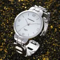 Vista dettagliata di un orologio rotondo da donna argentato con cinturino in metallo - Argento Bianco