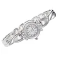 Gros plan d'une montre à quartz pour femme avec bracelet croisé argenté et détails de fleurs - Boîtier Argent Cadran Blanc (Plein Numérique)