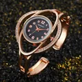 Primo piano dettagliato dell'orologio a bracciale ogyawatch in oro rosa e nero - Nero Oro Rosa