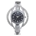 Primo piano dell'elegante orologio a bracciale ogyawatch argento con strass e quadrante nero - Stile Zirconia Rotonda / Argento (Quadrante Rotondo Nero)