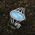 Détail de montre jonc argentée avec cadran ovale bleu sur fond noir et or - Argent Cadran Bleu