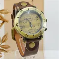 Vista macro del quadrante con note musicali su un orologio vintage WoMaGe in pelle - Marrone