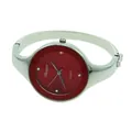 Dettaglio di un orologio a bracciale al quarzo argento da donna con quadrante rosso - Rosso