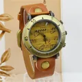 Primo piano dell'orologio vintage WoMaGe con quadrante a note musicali e ghiera in bronzo. - Cachi
