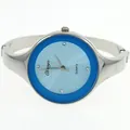 Vista dettagliata di un orologio a bracciale argento con quadrante azzurro e cristalli - Blu
