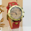 Dettaglio dell'orologio WoMaGe con quadrante a note musicali e cinturino rosso - Rosso