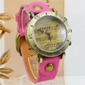 Dettaglio dell'orologio WoMaGe con quadrante a note musicali e cinturino in pelle rosa acceso - Rosa