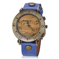 Dettaglio dell'orologio WoMaGe con quadrante a spartito musicale e cinturino blu. - Blu