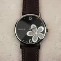 Elegante orologio al quarzo da donna con quadrante a fiori neri e cinturino in pelle marrone - Cinturino Marrone Quadrante Nero Fiore d'Argento