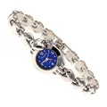 Dettaglio ravvicinato di un orologio con bracciale a maglie a cuore e quadrante blu - Argento Quadrante Blu Scuro