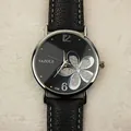 Elegante orologio al quarzo da donna con cinturino in pelle nera e quadrante floreale - Cinturino Nero Quadrante Nero Fiore d'Argento