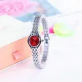 Elegante orologio a bracciale in metallo argento con quadrante rosso per donna - Argento Rosso