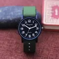 Detail van een sportief kinderhorloge met kwartsuurwerk en legergroene canvas band - Groen Met Zwarte Wijzerplaat