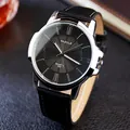 Vista macro dell'orologio da uomo Yazole con quadrante nero e cinturino in pelle nera - Cinturino Nero Quadrante Nero