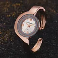 Dettaglio dell'orologio a bracciale CANSNOW oro rosa con quadrante a mezzaluna sabbia - Cassa Oro Rosa Quadrante Bianco