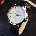 Primo piano dell'orologio Yazole con quadrante argentato e cinturino in pelle nera. - Cinturino Nero Quadrante Bianco