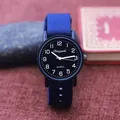 Primo piano dell'orologio al quarzo sportivo per bambini con cinturino in tela blu - Blu Con Quadrante Nero