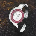 Vista dettagliata dell'orologio rigido CANSNOW argento con quadrante a mezzaluna - Argento Rosso