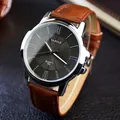 Primo piano dell'orologio da uomo Yazole business con quadrante nero e cinturino in pelle marrone - Cinturino Marrone Quadrante Nero