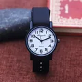 Primo piano di un orologio al quarzo per bambini con cinturino in tela nera e quadrante bianco - Nero con quadrante bianco