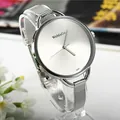 Orologio da donna minimalista argento con ampio quadrante tondo e cinturino in maglia - Bianco