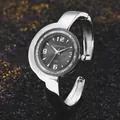 Dettaglio macro dell'orologio rigido argento CANSNOW con lunetta in strass e quadrante nero. - Argento Nero