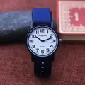 Dettaglio dell'orologio al quarzo per bambini con cinturino in tela blu e quadrante bianco. - Cassa Blu Quadrante Bianco