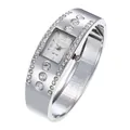 Primer plano del reloj de brazalete plateado con esfera cuadrada y pedrería brillante - Blanco