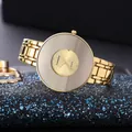 Dettaglio dell'orologio al quarzo CANSNOW vintage con grande quadrante a specchio oro - Cinturino in Acciaio Oro Quadrante Oro