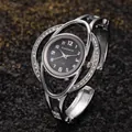 Primo piano dell'orologio rigido CANSNOW in argento con cristalli e quadrante nero - Argento Nero (WAT2419)