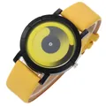 Dettaglio del quadrante a vortice creativo sull'orologio minimalista senza lancette giallo - Giallo